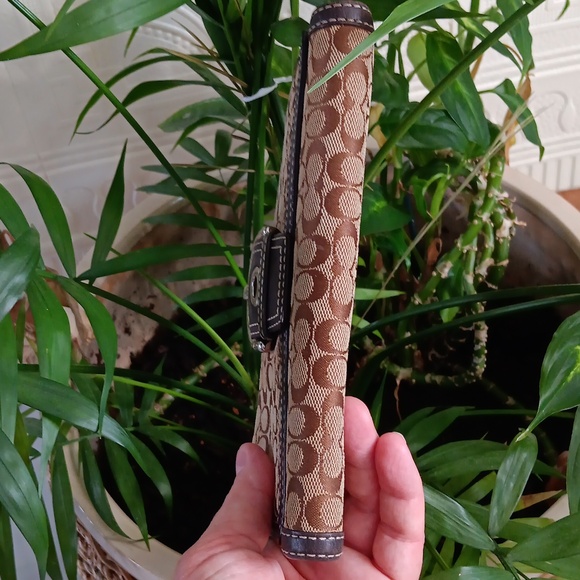 *Coach Wallet - Picture 4 of 6